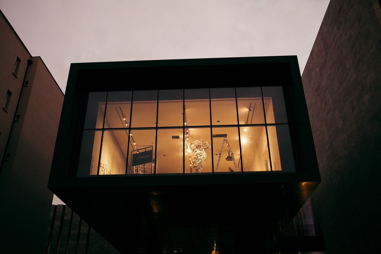 Moderne hus med store glaspartier